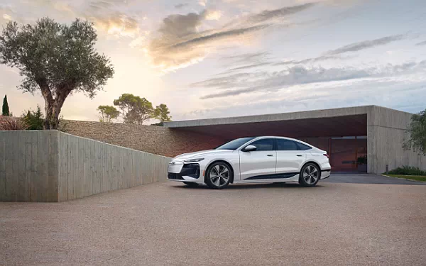 ���� ���������� Audi A6 Sportback e-tron US-spec - 2025