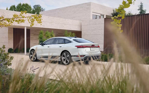 ���� ���������� Audi A6 Sportback e-tron US-spec - 2025