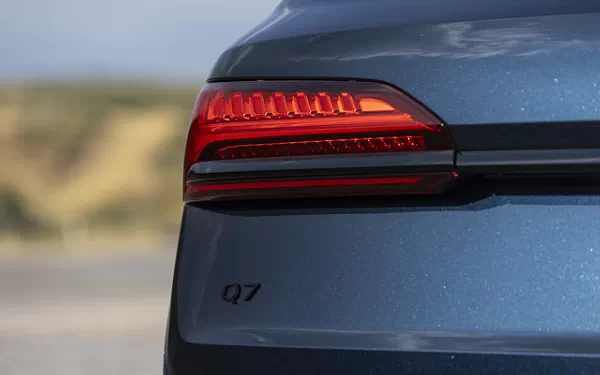 ���� ���������� Audi Q7 55 TFSI quattro (Waitomo Blue Metallic) US-spec - 2025