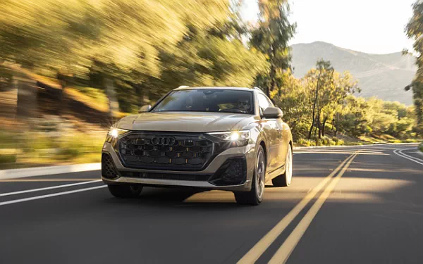 ���� ���������� Audi Q8 55 TFSI quattro S line (Sakhir Gold Metallic) US-spec - 2025