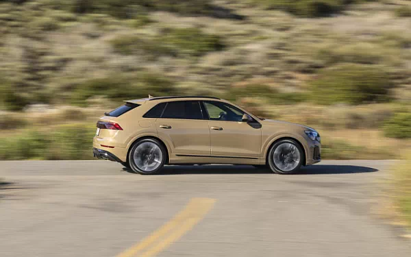 ���� ���������� Audi Q8 55 TFSI quattro S line (Sakhir Gold Metallic) US-spec - 2025