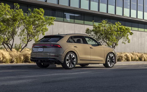 ���� ���������� Audi Q8 55 TFSI quattro S line (Sakhir Gold Metallic) US-spec - 2025