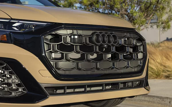 ���� ���������� Audi Q8 55 TFSI quattro S line (Sakhir Gold Metallic) US-spec - 2025