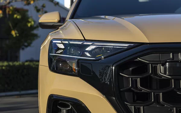 ���� ���������� Audi Q8 55 TFSI quattro S line (Sakhir Gold Metallic) US-spec - 2025