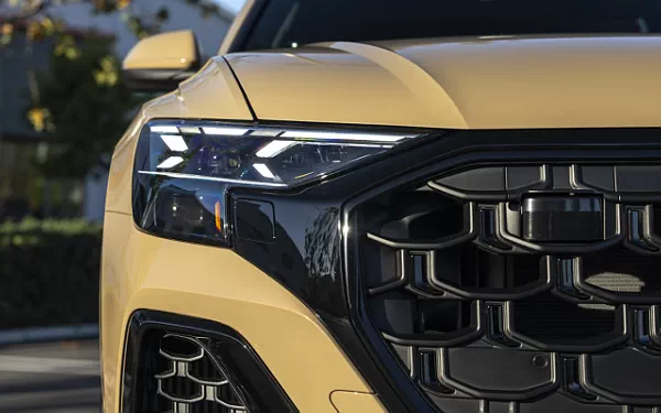 ���� ���������� Audi Q8 55 TFSI quattro S line (Sakhir Gold Metallic) US-spec - 2025