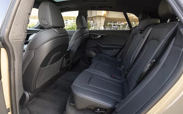 ���� ���������� Audi Q8 55 TFSI quattro S line (Sakhir Gold Metallic) US-spec - 2025