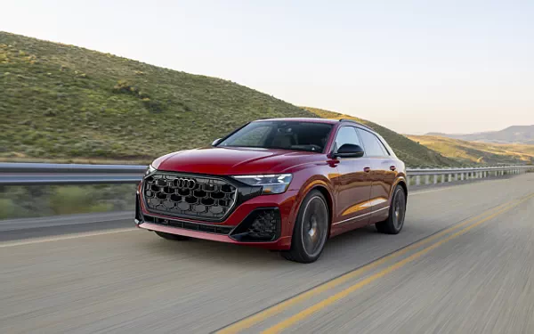 ���� ���������� Audi SQ8 TFSI quattro (Chili Red Metallic) US-spec - 2025