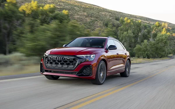 ���� ���������� Audi SQ8 TFSI quattro (Chili Red Metallic) US-spec - 2025