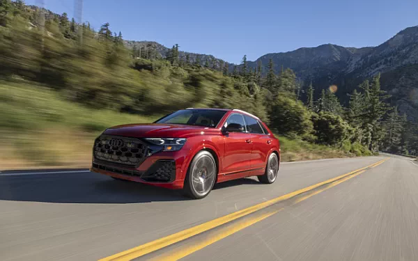 ���� ���������� Audi SQ8 TFSI quattro (Chili Red Metallic) US-spec - 2025