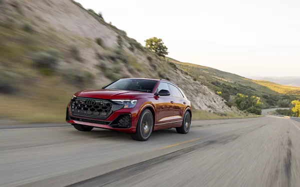���� ���������� Audi SQ8 TFSI quattro (Chili Red Metallic) US-spec - 2025