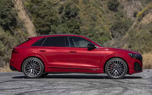 ���� ���������� Audi SQ8 TFSI quattro (Chili Red Metallic) US-spec - 2025