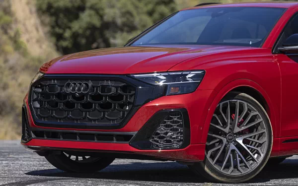 ���� ���������� Audi SQ8 TFSI quattro (Chili Red Metallic) US-spec - 2025