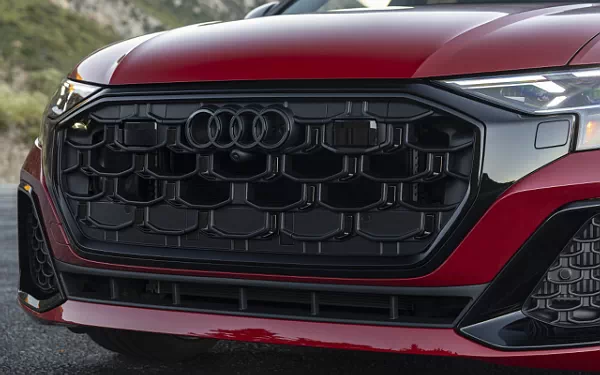 ���� ���������� Audi SQ8 TFSI quattro (Chili Red Metallic) US-spec - 2025