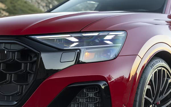 ���� ���������� Audi SQ8 TFSI quattro (Chili Red Metallic) US-spec - 2025
