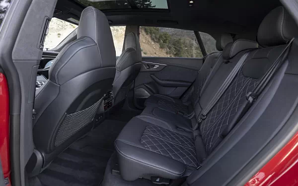 ���� ���������� Audi SQ8 TFSI quattro (Chili Red Metallic) US-spec - 2025