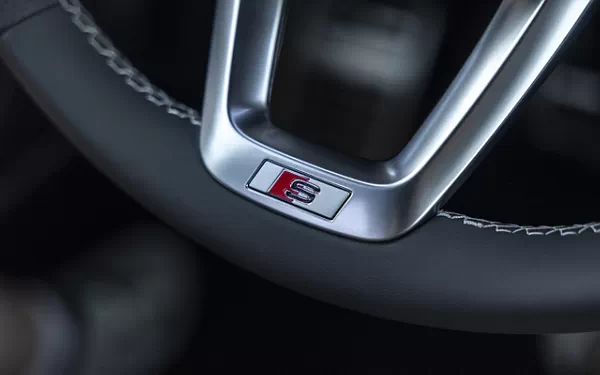 ���� ���������� Audi SQ8 TFSI quattro (Chili Red Metallic) US-spec - 2025