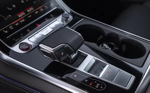 ���� ���������� Audi SQ8 TFSI quattro (Chili Red Metallic) US-spec - 2025