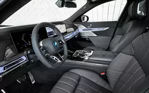 Обои автомобили BMW i7 M70 xDrive (Two Tone Liquid Copper Sapphire Black) - 2023