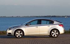 Обои автомобили Chevrolet Cruze Hatchback - 2011