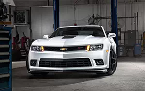 Обои автомобили Chevrolet Camaro Z28 - 2013