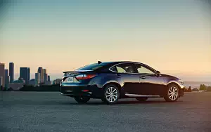   Lexus ES 300h US-spec - 2015