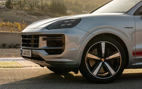   Porsche Cayenne Turbo E-Hybrid Coupe - 2023