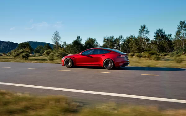 ���� ���������� Tesla Model S Plaid - 2025