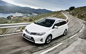 Обои автомобили Toyota Auris Touring Sports Hybrid - 2013