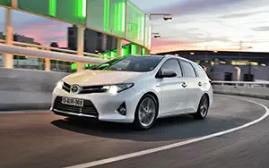 Обои автомобили Toyota Auris Touring Sports Hybrid - 2013