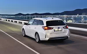 Обои автомобили Toyota Auris Touring Sports Hybrid - 2013