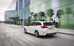 Обои автомобили Toyota Auris Touring Sports Hybrid - 2013