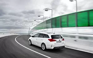 Обои автомобили Toyota Auris Touring Sports Hybrid - 2013
