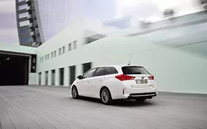 Обои автомобили Toyota Auris Touring Sports Hybrid - 2013
