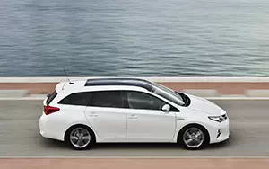 Обои автомобили Toyota Auris Touring Sports Hybrid - 2013