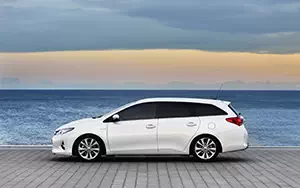 Обои автомобили Toyota Auris Touring Sports Hybrid - 2013