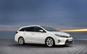 Обои автомобили Toyota Auris Touring Sports Hybrid - 2013