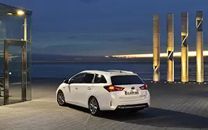 Обои автомобили Toyota Auris Touring Sports Hybrid - 2013