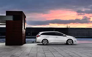Обои автомобили Toyota Auris Touring Sports Hybrid - 2013