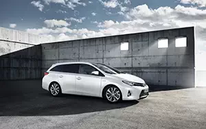 Обои автомобили Toyota Auris Touring Sports Hybrid - 2013