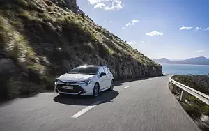 Обои автомобили Toyota Corolla Hatchback Hybrid 1.8L - 2019