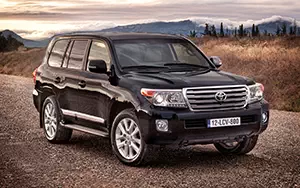 Обои автомобили Toyota Land Cruiser 200 - 2012