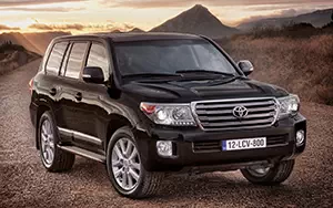Обои автомобили Toyota Land Cruiser 200 - 2012