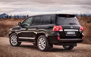 Обои автомобили Toyota Land Cruiser 200 - 2012