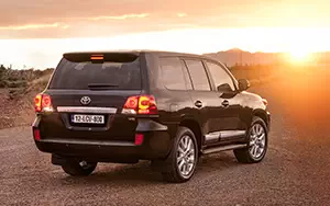 Обои автомобили Toyota Land Cruiser 200 - 2012