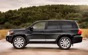 Обои автомобили Toyota Land Cruiser 200 - 2012
