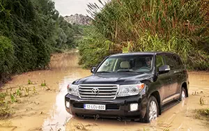 Обои автомобили Toyota Land Cruiser 200 - 2012