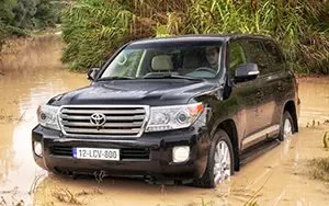 Обои автомобили Toyota Land Cruiser 200 - 2012