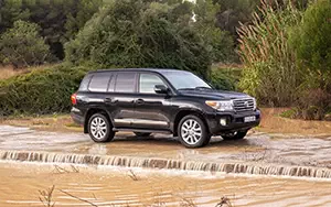Обои автомобили Toyota Land Cruiser 200 - 2012