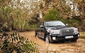 Обои автомобили Toyota Land Cruiser 200 - 2012