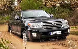 Обои автомобили Toyota Land Cruiser 200 - 2012